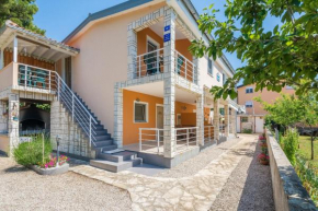 Apartments with a parking space Vir - 20233